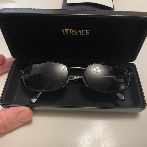 Versace slim black sunglasses - Picture 1 of 4